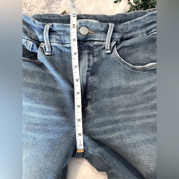 Good American High Waist Crop Destroyed Jeans Size 8/29 - Picture 5 of 6